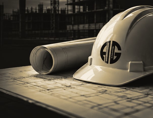 Bouwhelm met AG-logo op bouwtekeningen